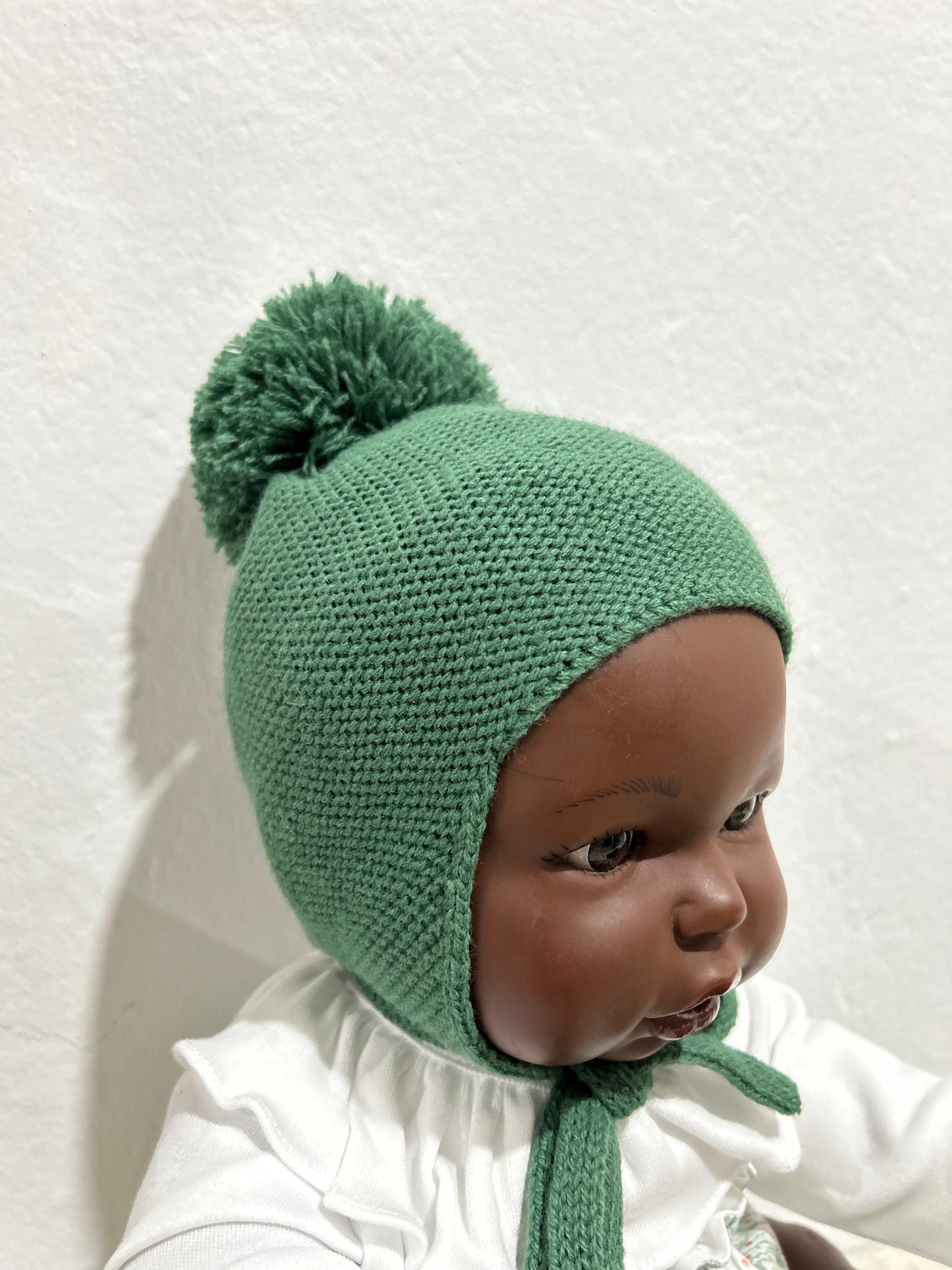 Gorro con pompón verde botella