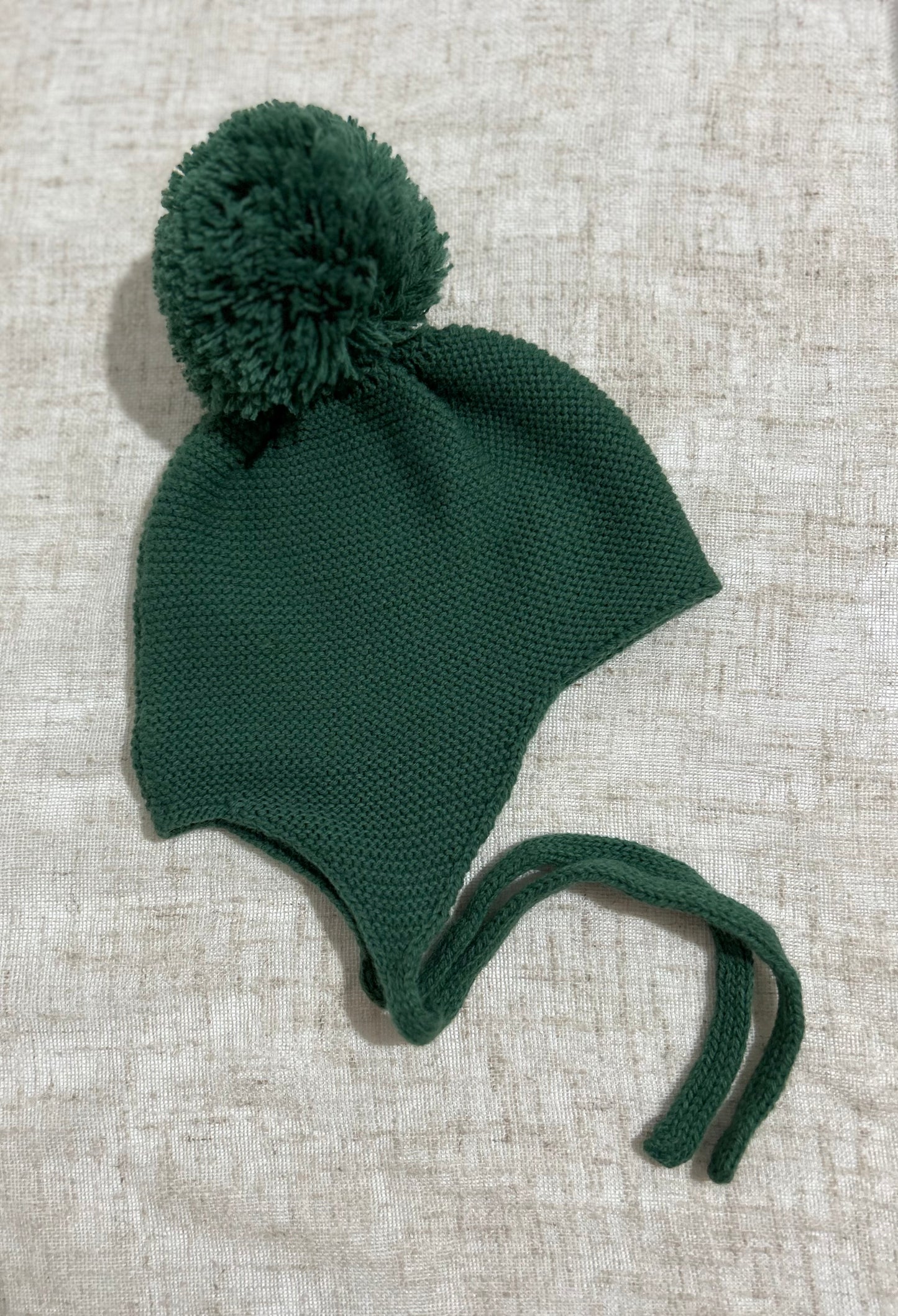 Gorro con pompón verde botella