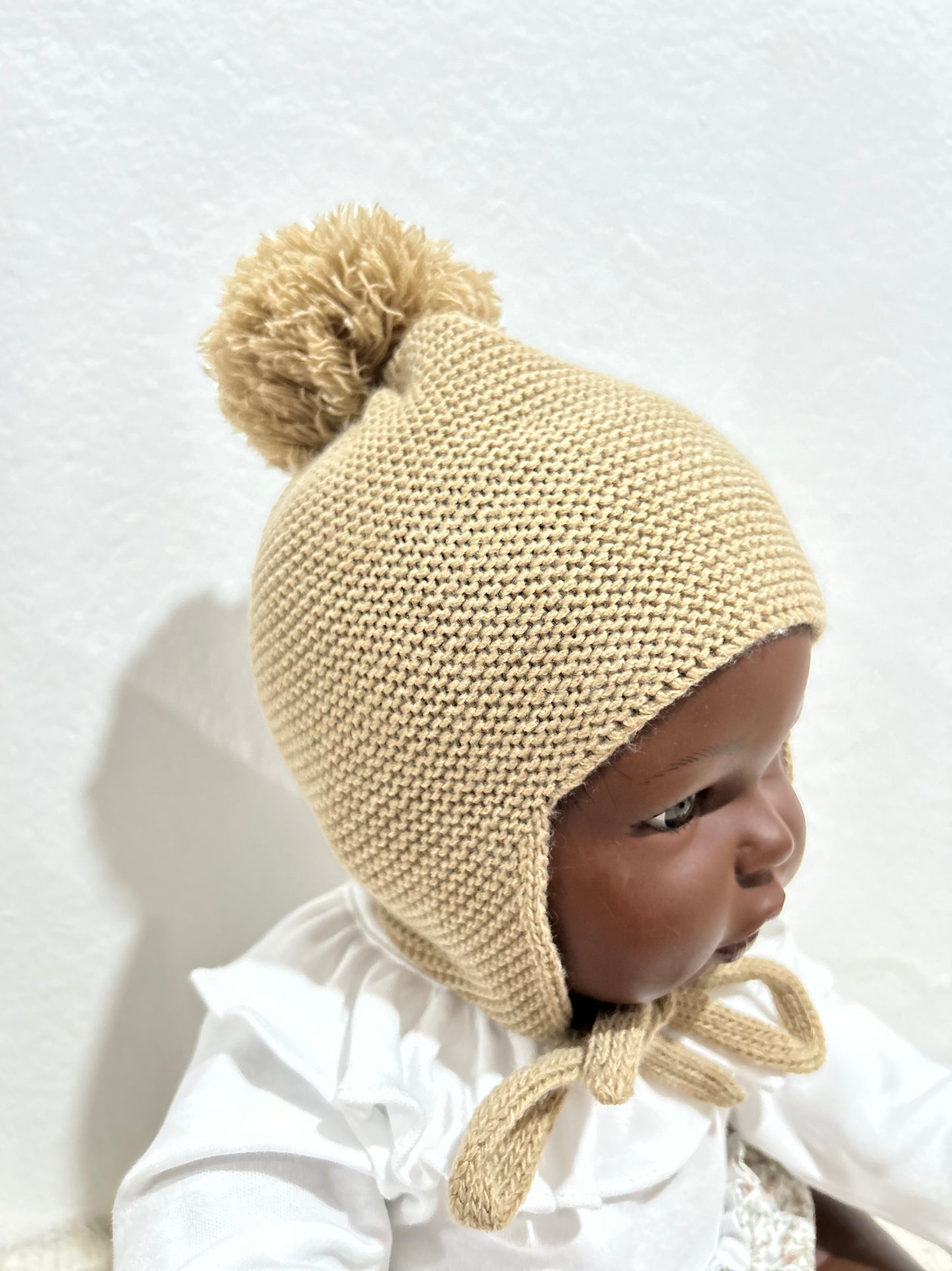 Gorro con pompón beige