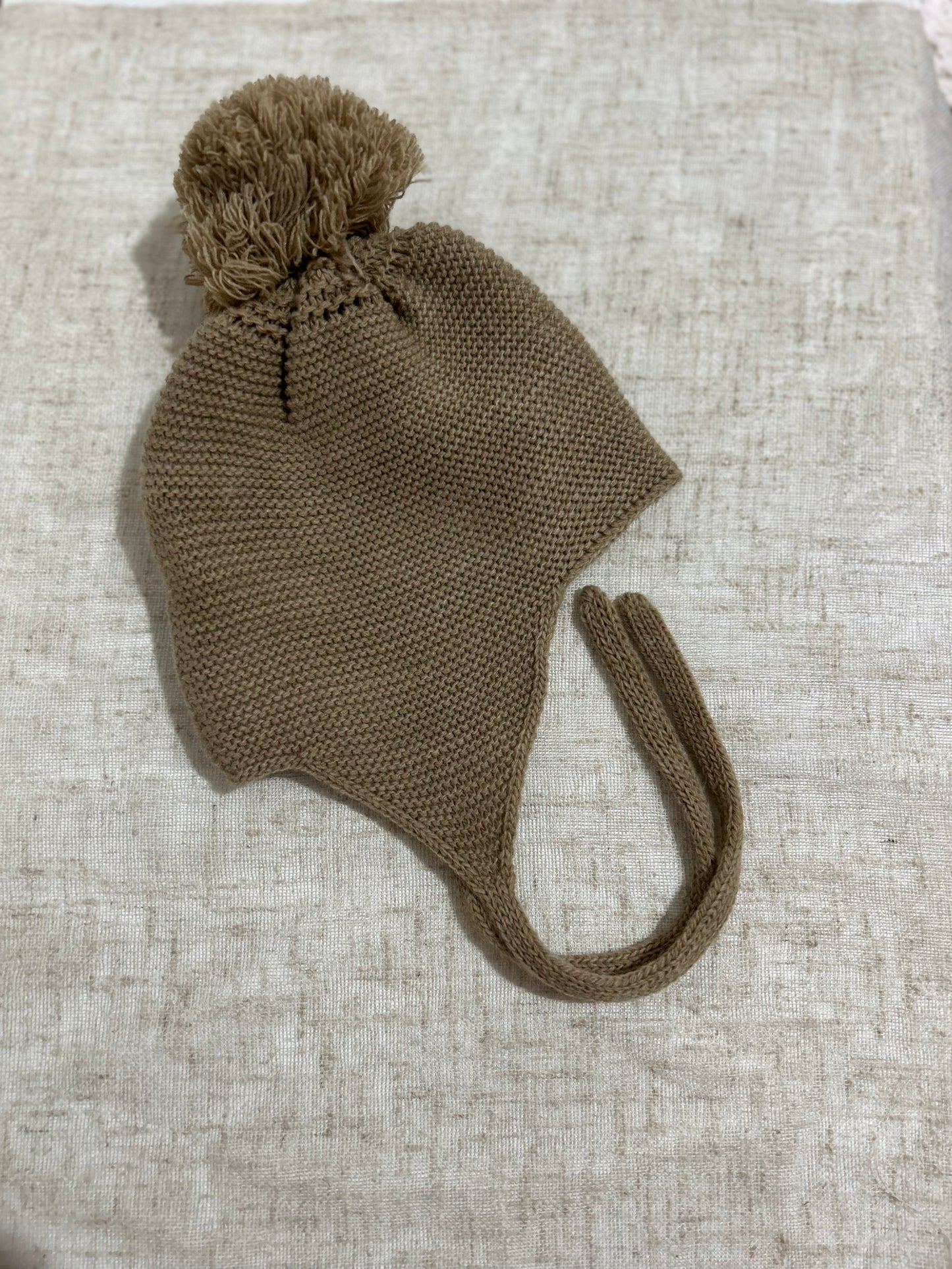 Gorro con pompón beige